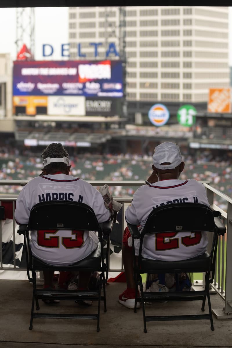Baseball: lidé u hřiště na stadionu